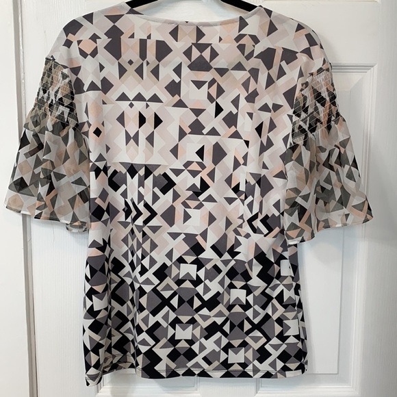 Calvin Klein V-neck top short sleeves. Size small. - Picture 4 of 9